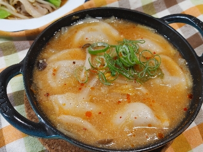 ポカポカ温まる〜♡ピリ辛♡餃子と白菜の坦々風スープ