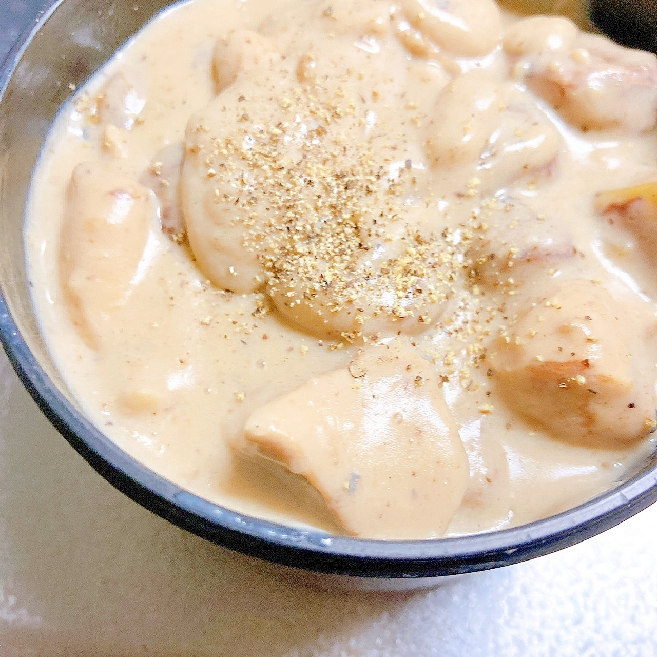 器に盛られた栗と鶏むね肉の豆乳シチュー