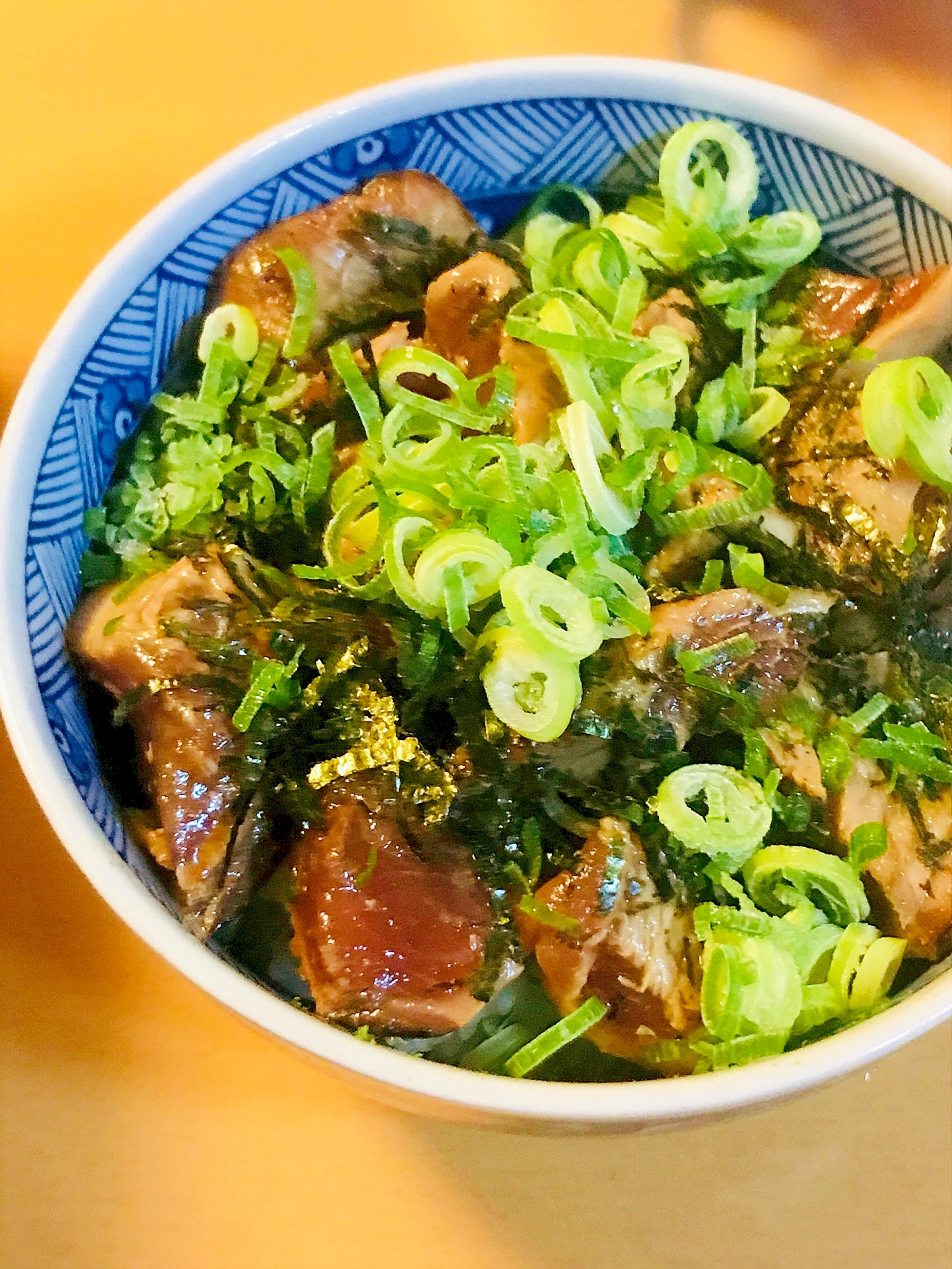 カツオのたたきの切り身●ワサビしょう油のやまかけ丼