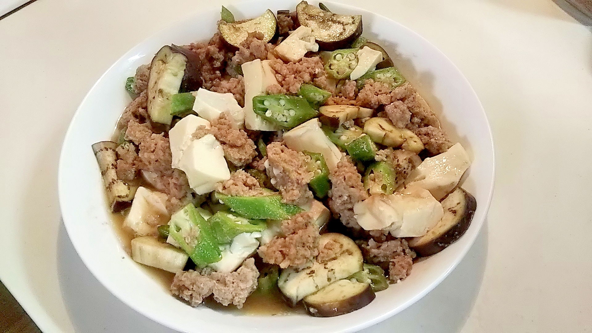 なす、おくら、豆腐、豚ひき肉の味噌蒸し丼。