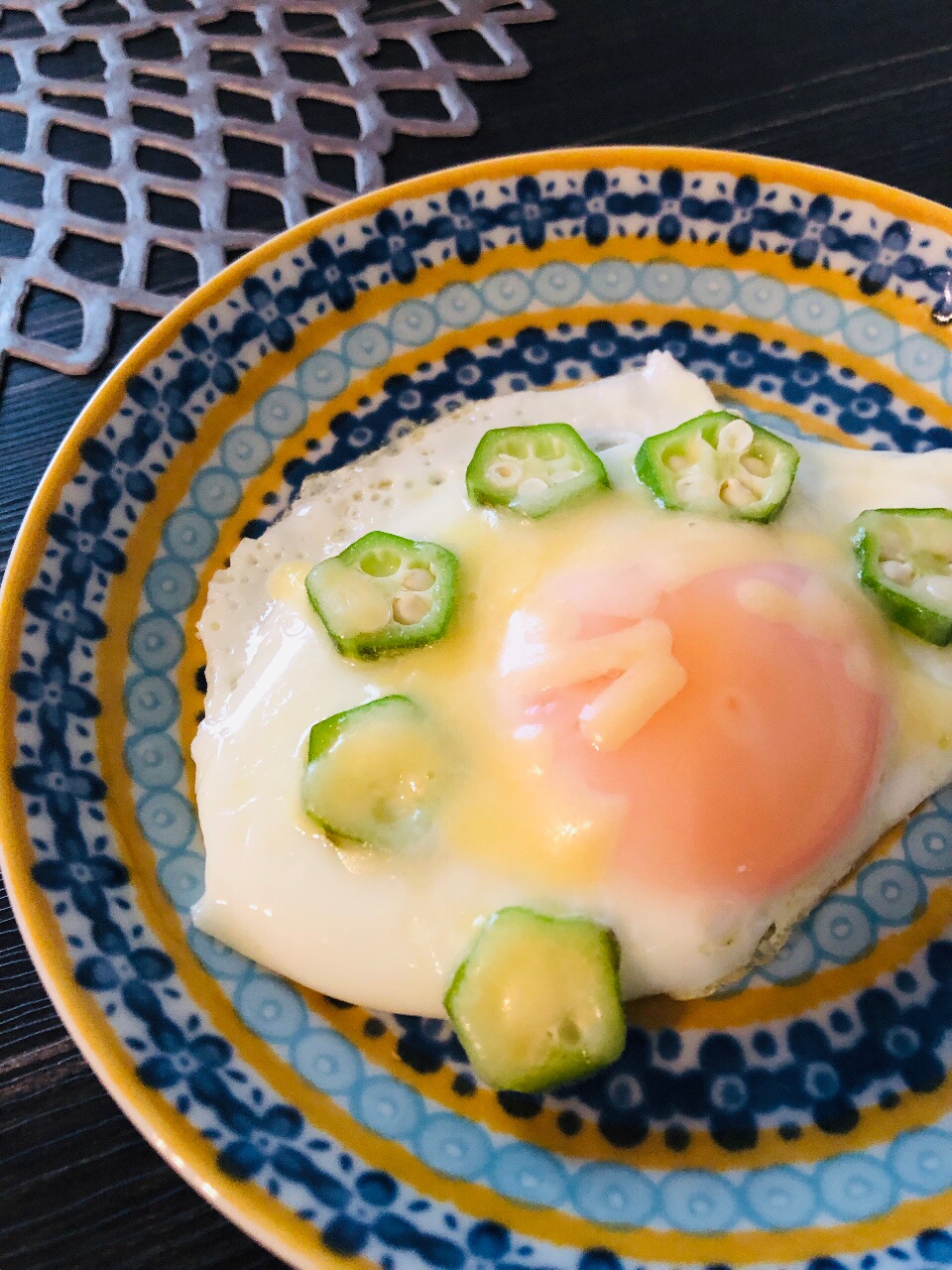 朝食の目玉焼き☆オクラとチーズ