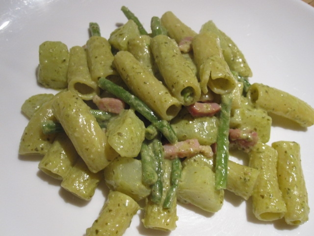 バジルペーストのショートパスタ