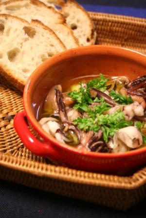 茶色の器に入った、ガーリックオイルでイカの煮物