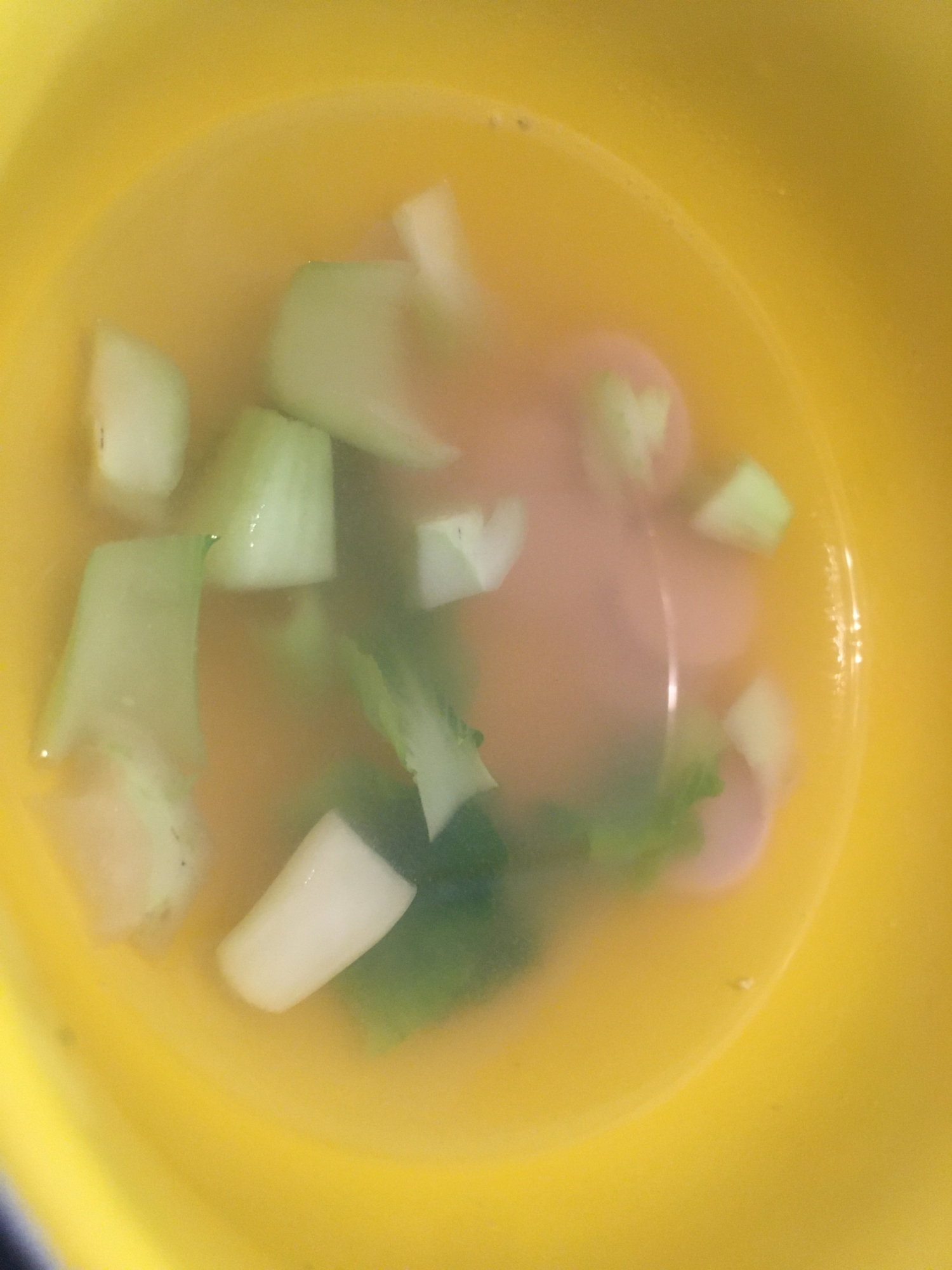 チンゲン菜と魚肉ソーセージの味噌汁