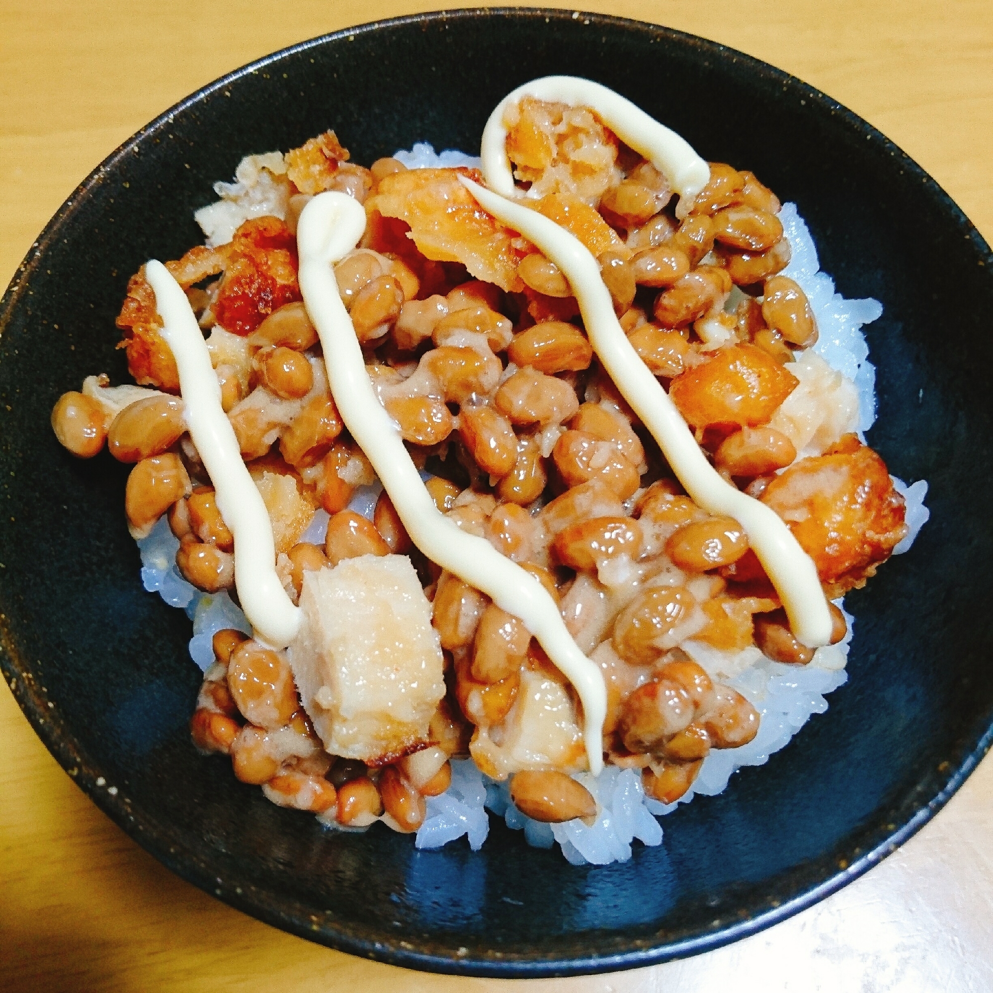 チキンクリスピーと納豆のマヨネーズ丼