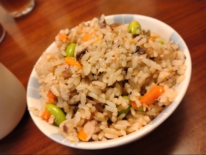 味付け不要！サバ缶と塩昆布の炊き込みごはん♪