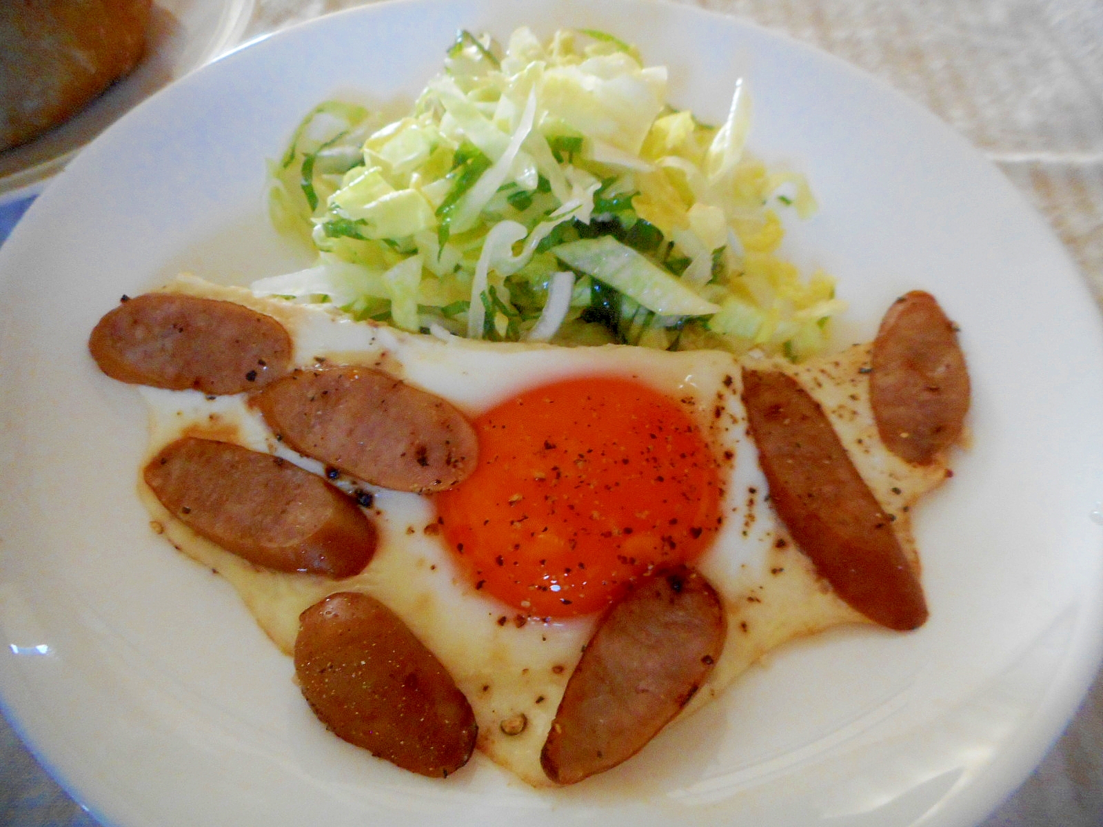 ウィンナー目玉焼きとサラダ