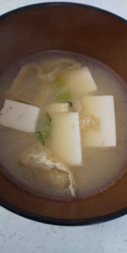 大根の葉と油揚げと豆腐の味噌汁