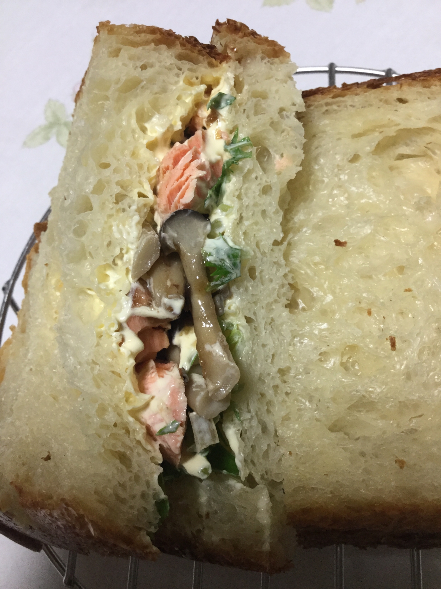 銀鮭ときのこのサンドイッチ