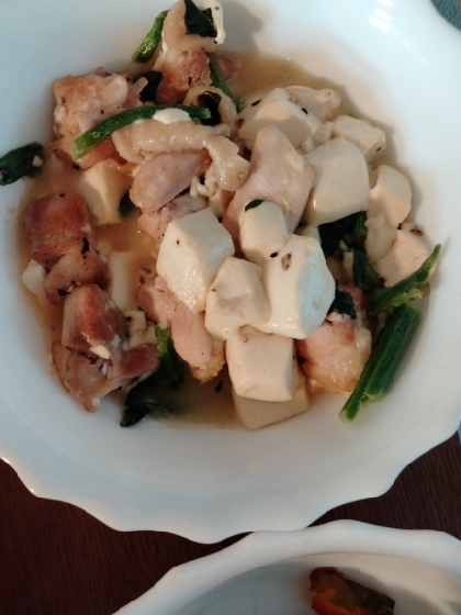 すき焼きのタレで☆小松菜と鶏肉豆腐の炒め物