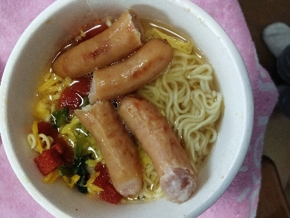 ウィンナーを一緒に茹でよう♡カップ麺