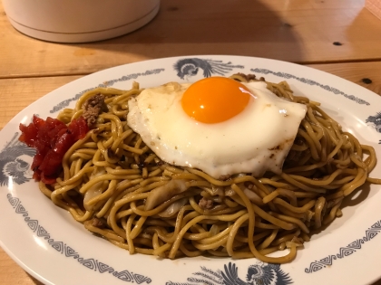 黄身トロトロ♪我が家の“目玉焼き焼きそば”