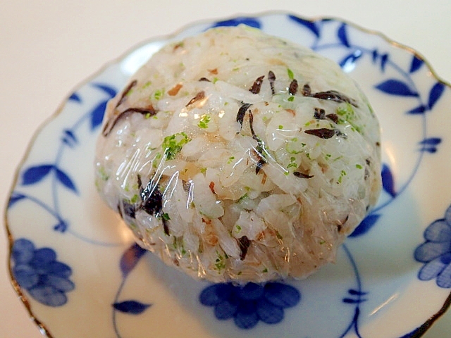 麺つゆ香る　伊勢ひじきとおかかとあおさのおにぎり