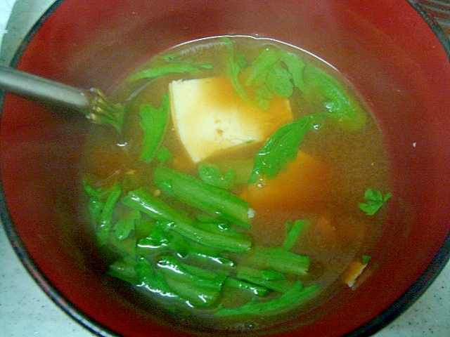豆腐と菊菜の赤だし味噌汁