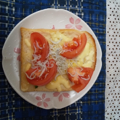トマトとしらすのピザトースト