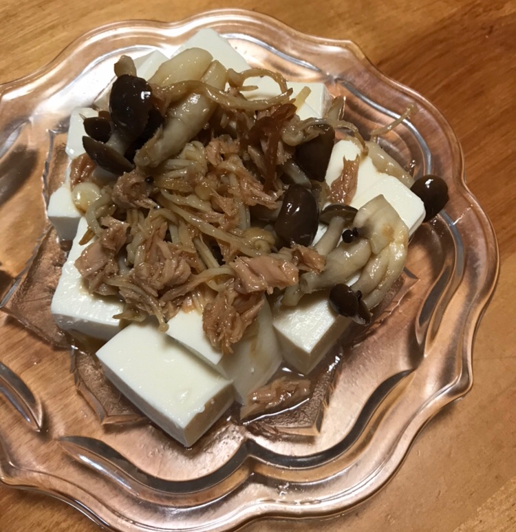 きのことツナ のニンニク炒めのせ豆腐サラダ