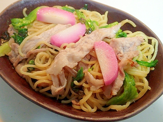 創味シャンタンで　豚と蒲鉾とサニーレタスの焼きそば