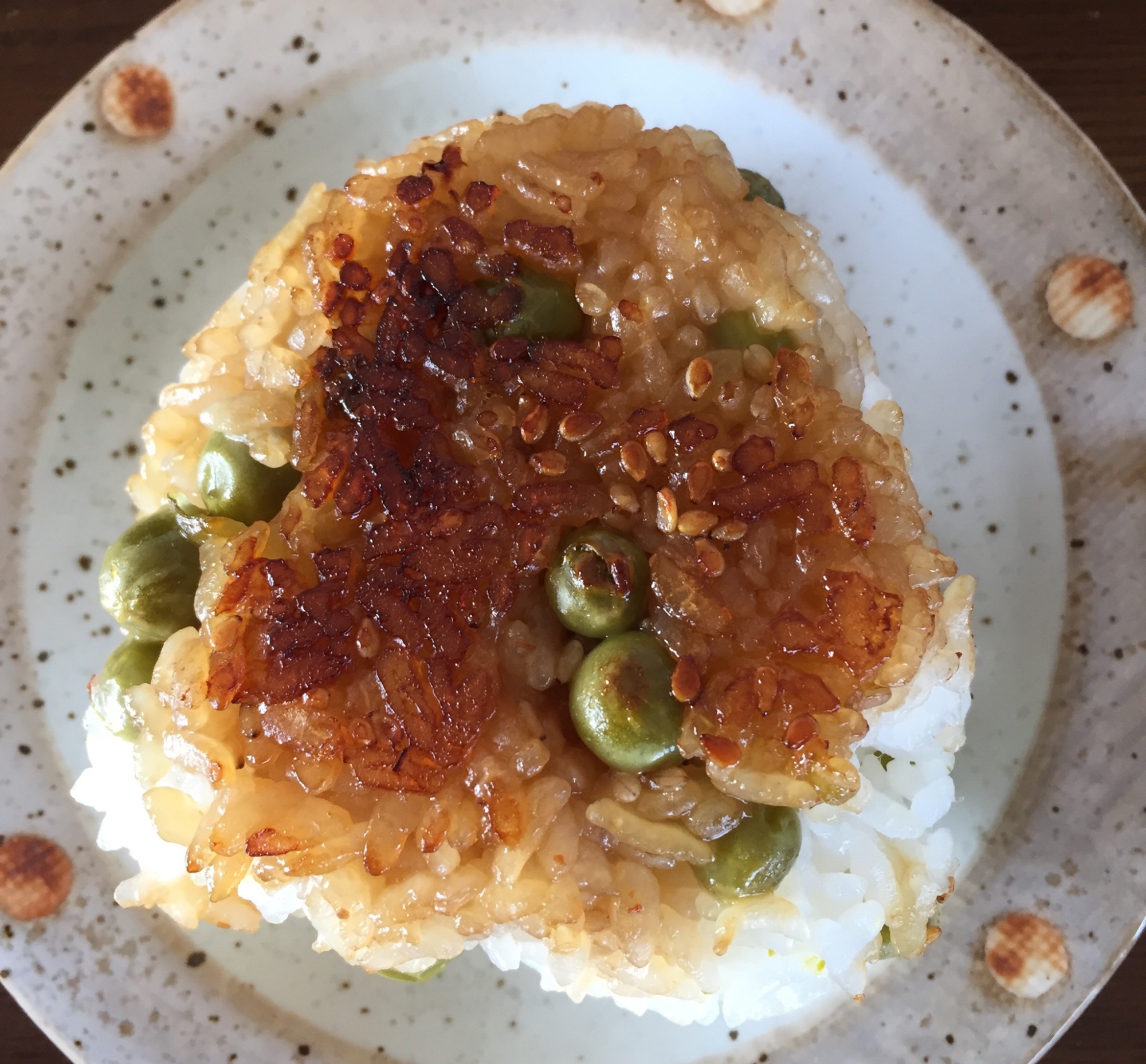 焼肉のタレで、簡単！豆ごはんの焼きおにぎり