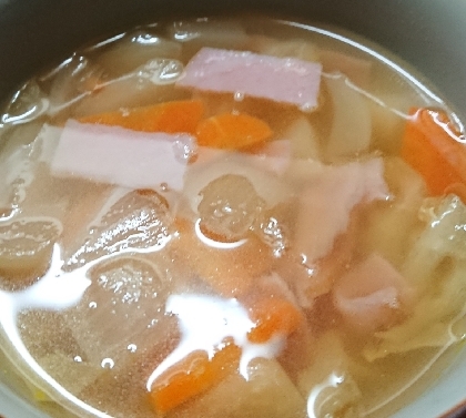 ハムを入れました！　スープはコンソメばかりになってしまいますが、和風もホッとする味で美味しいですね*˘◡˘*