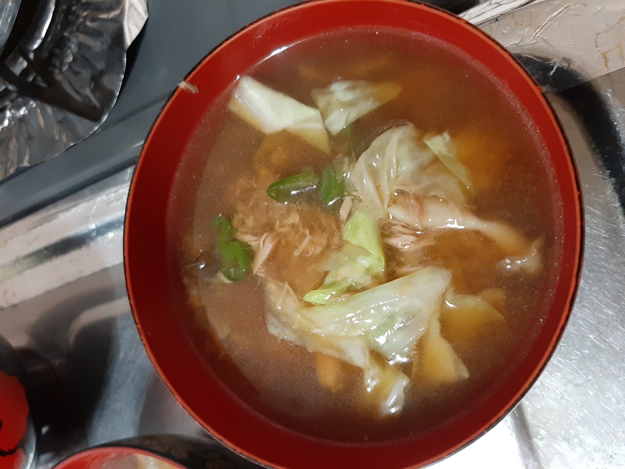 キャベツ　ピーマン　しめじ　ツナ缶　味噌汁