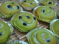 余った黒豆で「ぐるぐる黒豆抹茶あんぱん」