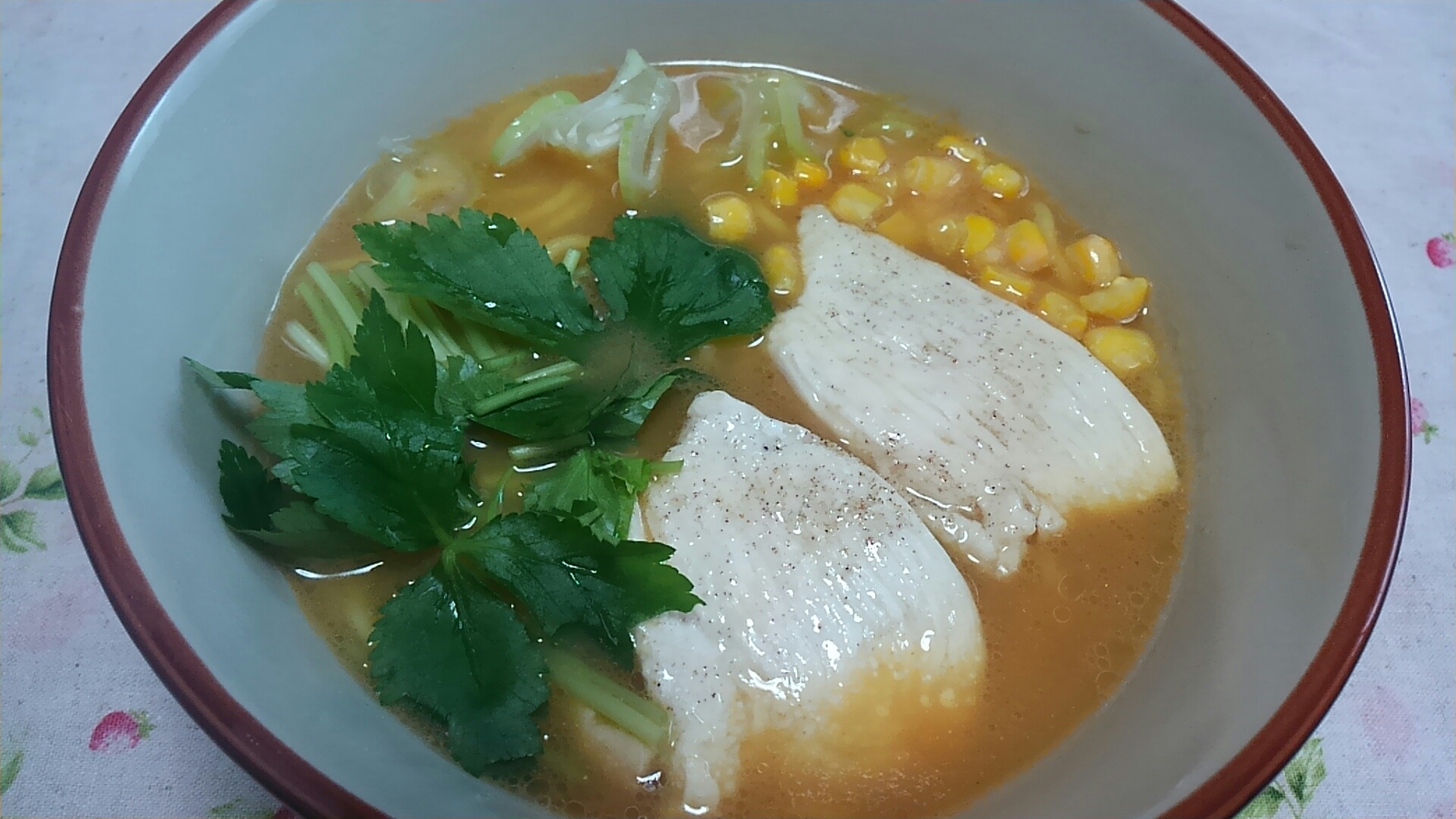 チキンソテーと三つ葉とコーンのせ豚骨醤油ラーメン☆