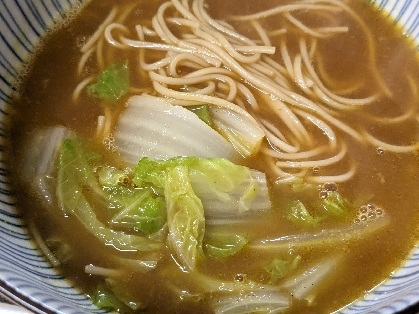 残り少ないカレーが使え、おいしかったです♪うどんもキャベツもなくて白菜とそば代用です(^_^;)