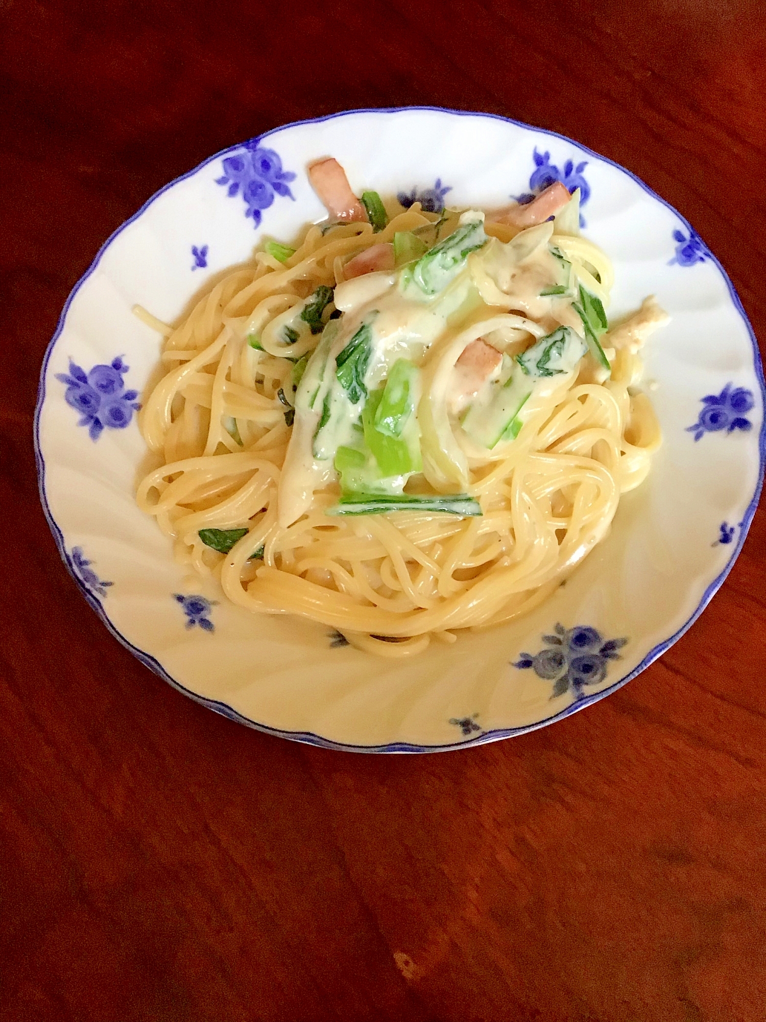 ベーコンと小松菜と玉ねぎの牛乳パスタ。