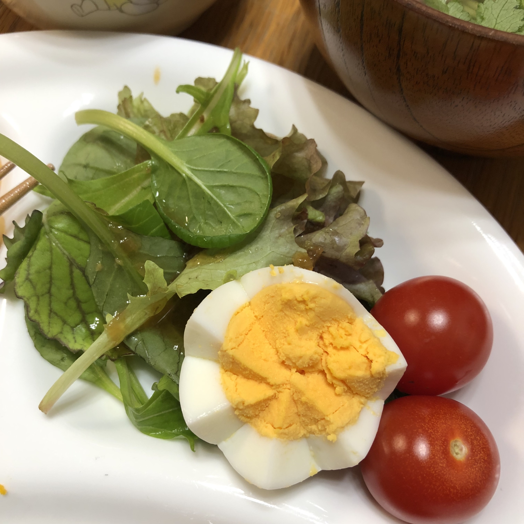 サラダやお弁当に！ゆで卵のお花と野菜サラダ