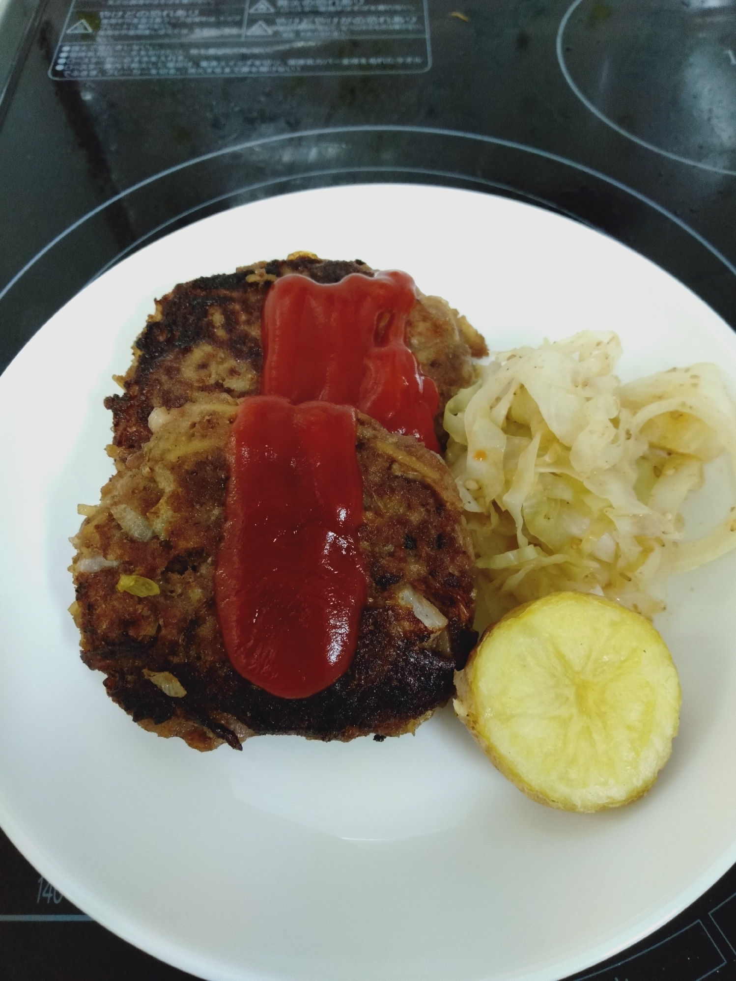 残った焼きそばでリメイク★焼きそば入りハンバーグ