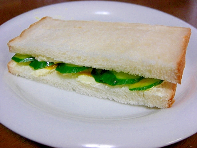 クリームチーズときゅうりのサンドイッチ