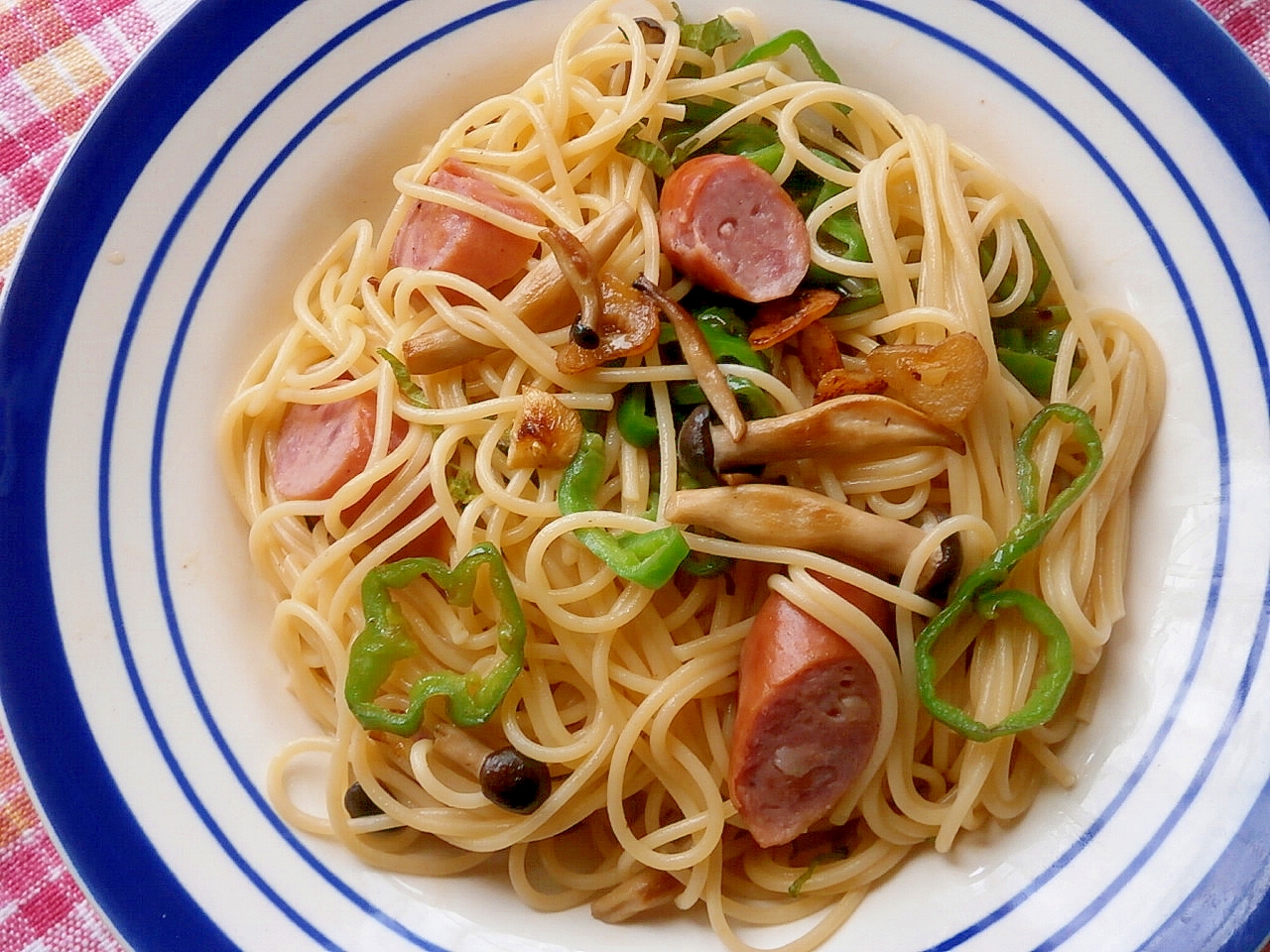 ウィンナー・しめじ・ピーマンのパスタ