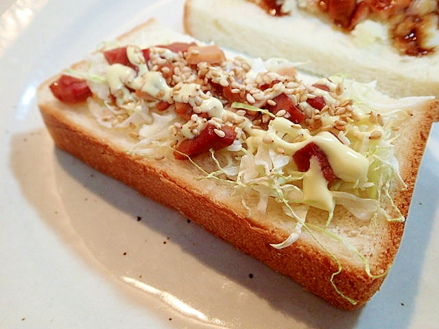 からしマヨで　キャベツと焼豚と白ごまのトースト