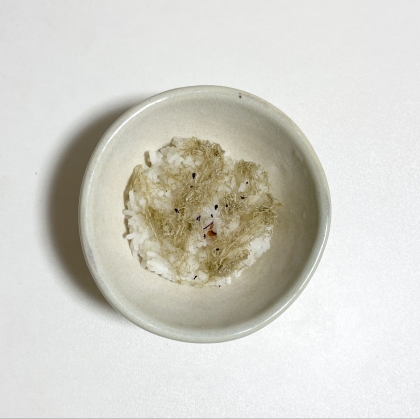 とろろ昆布とゆかりのごま油風味おにぎり