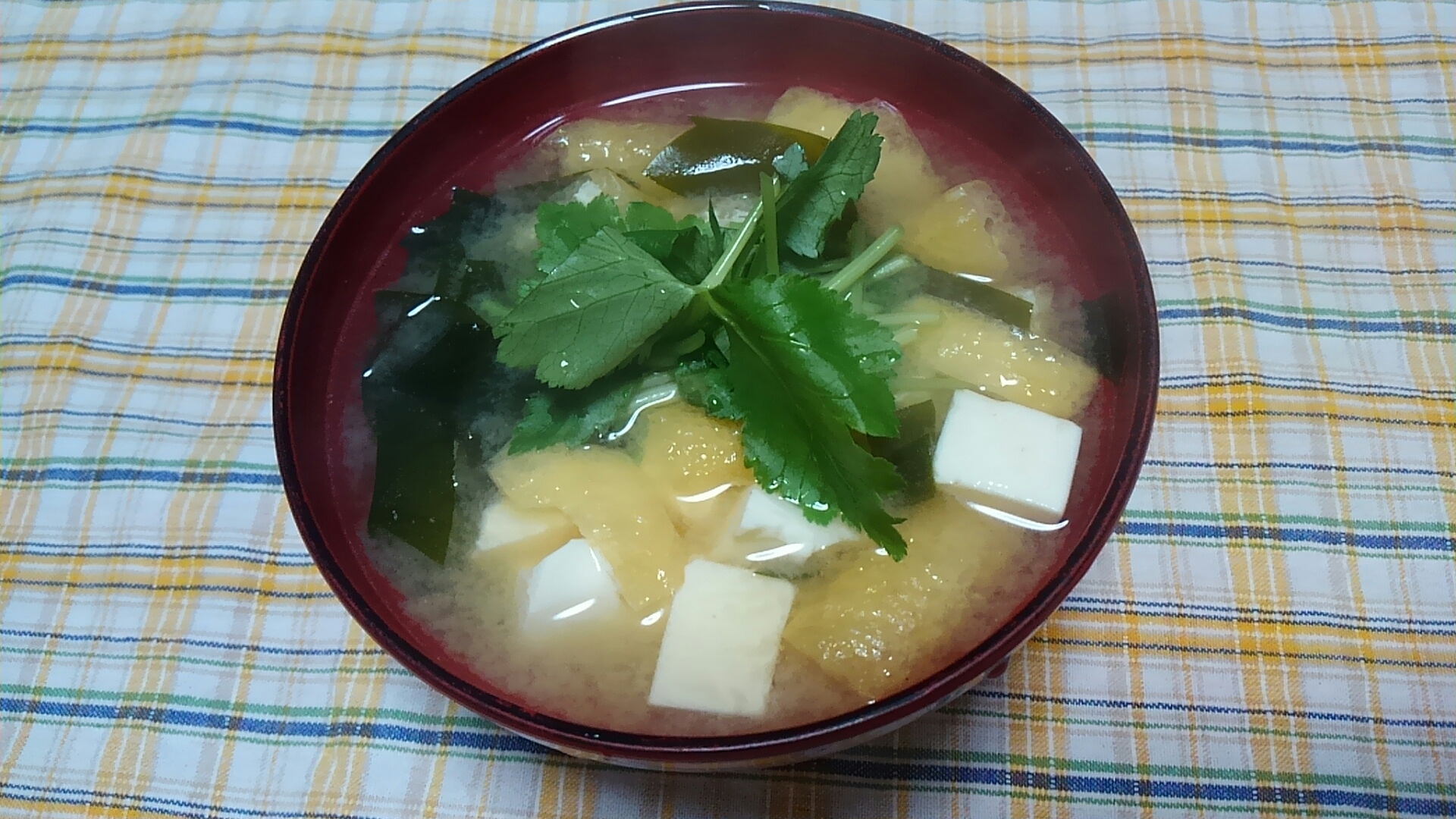 豆腐とワカメと油揚げと三つ葉の味噌汁☆