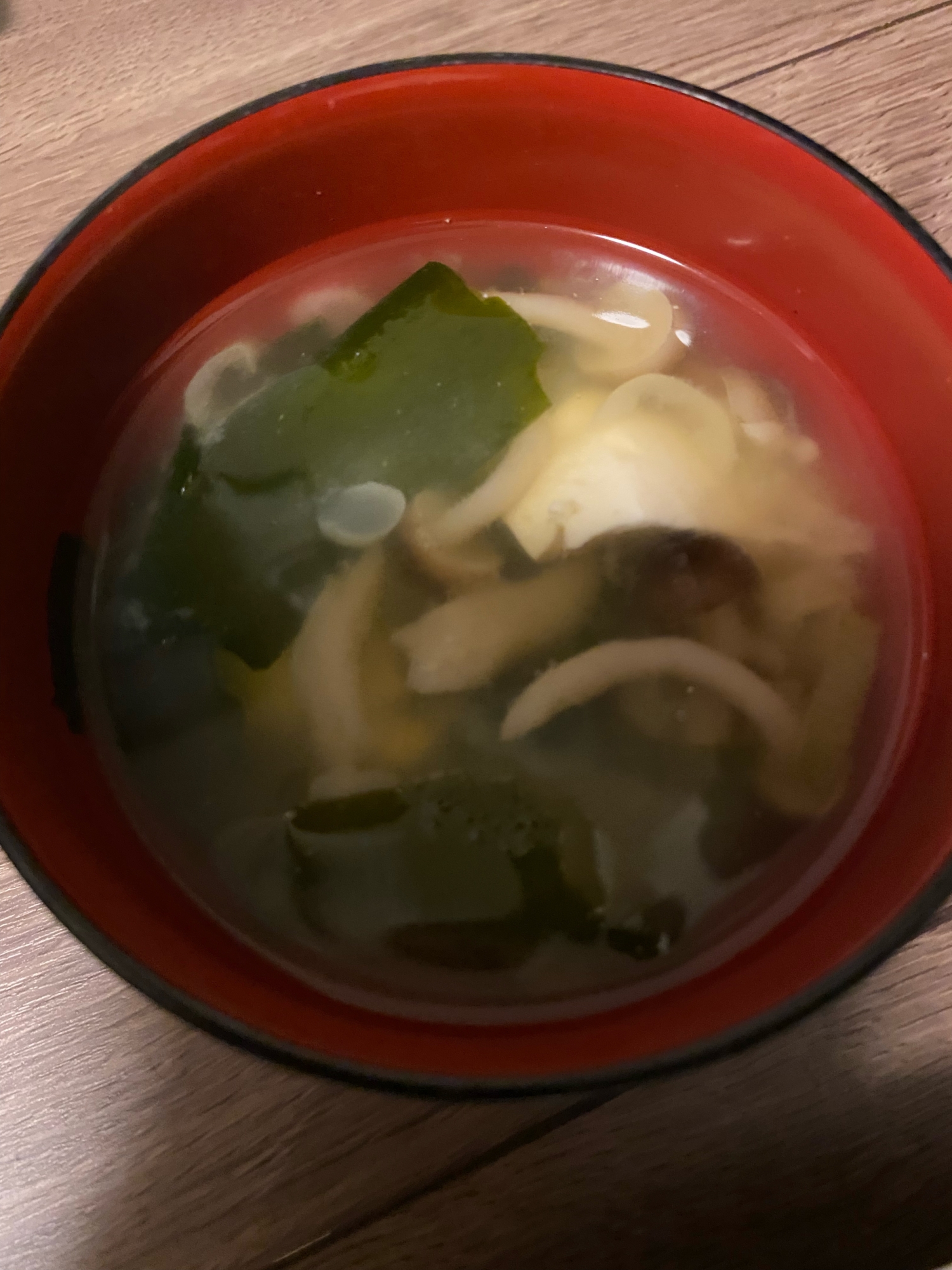 しめじと豆腐とわかめの鶏がらスープ