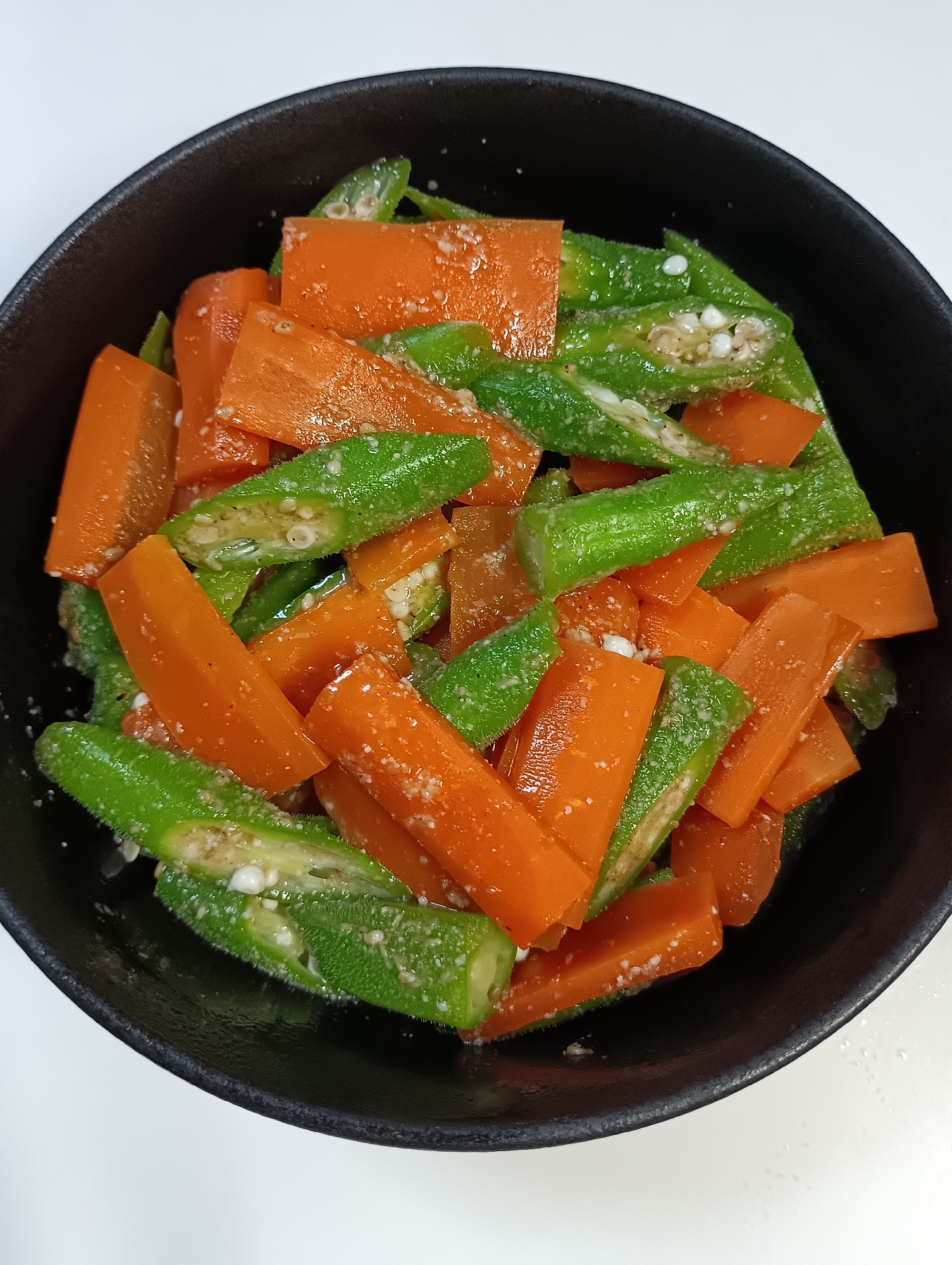 オクラとニンジンのごま和え