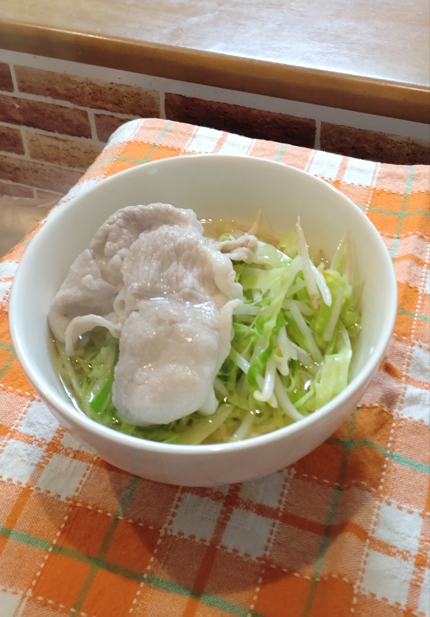 キャベツと豚肉の塩レモンラーメン