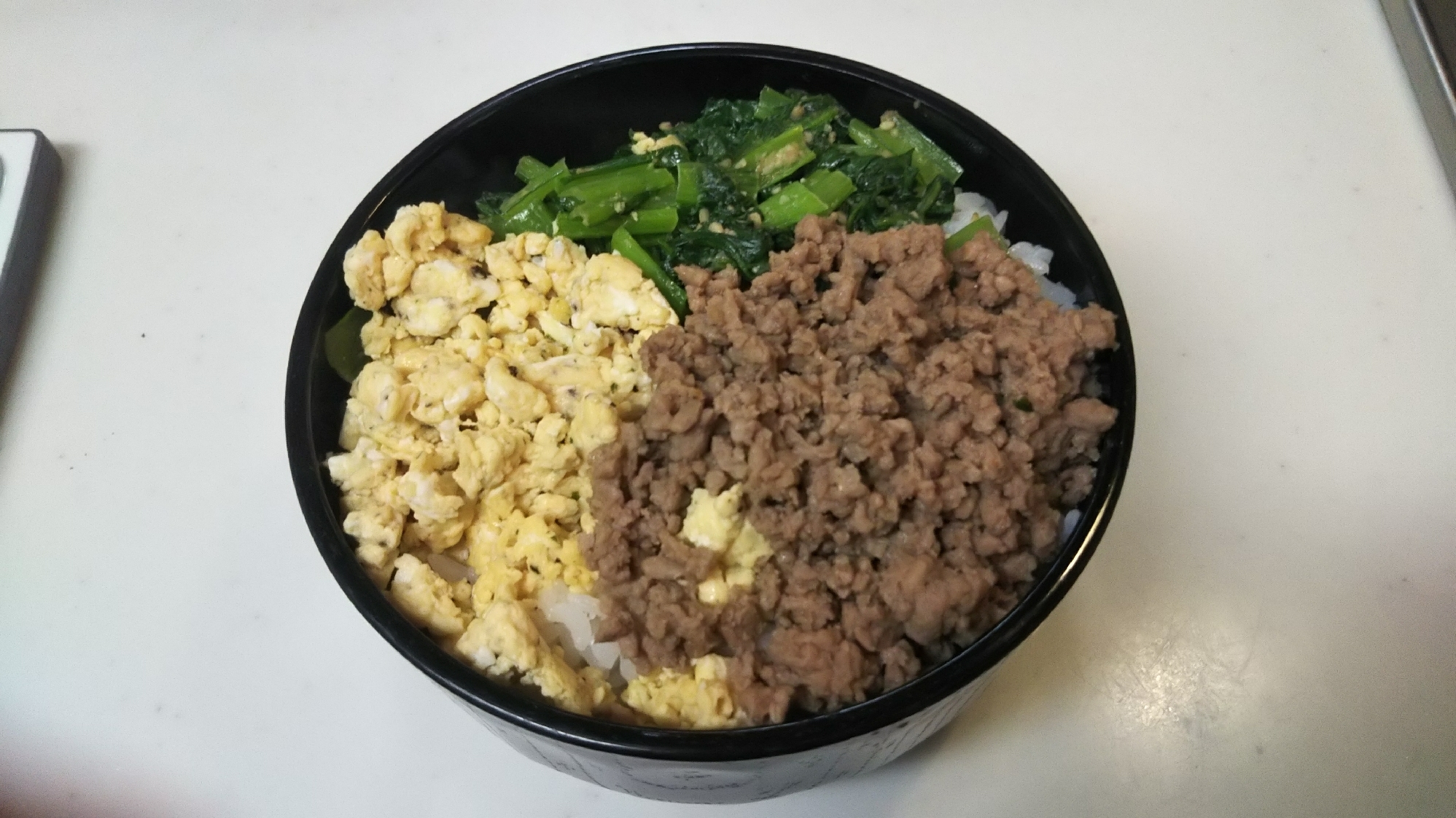 減塩仕様の三色丼