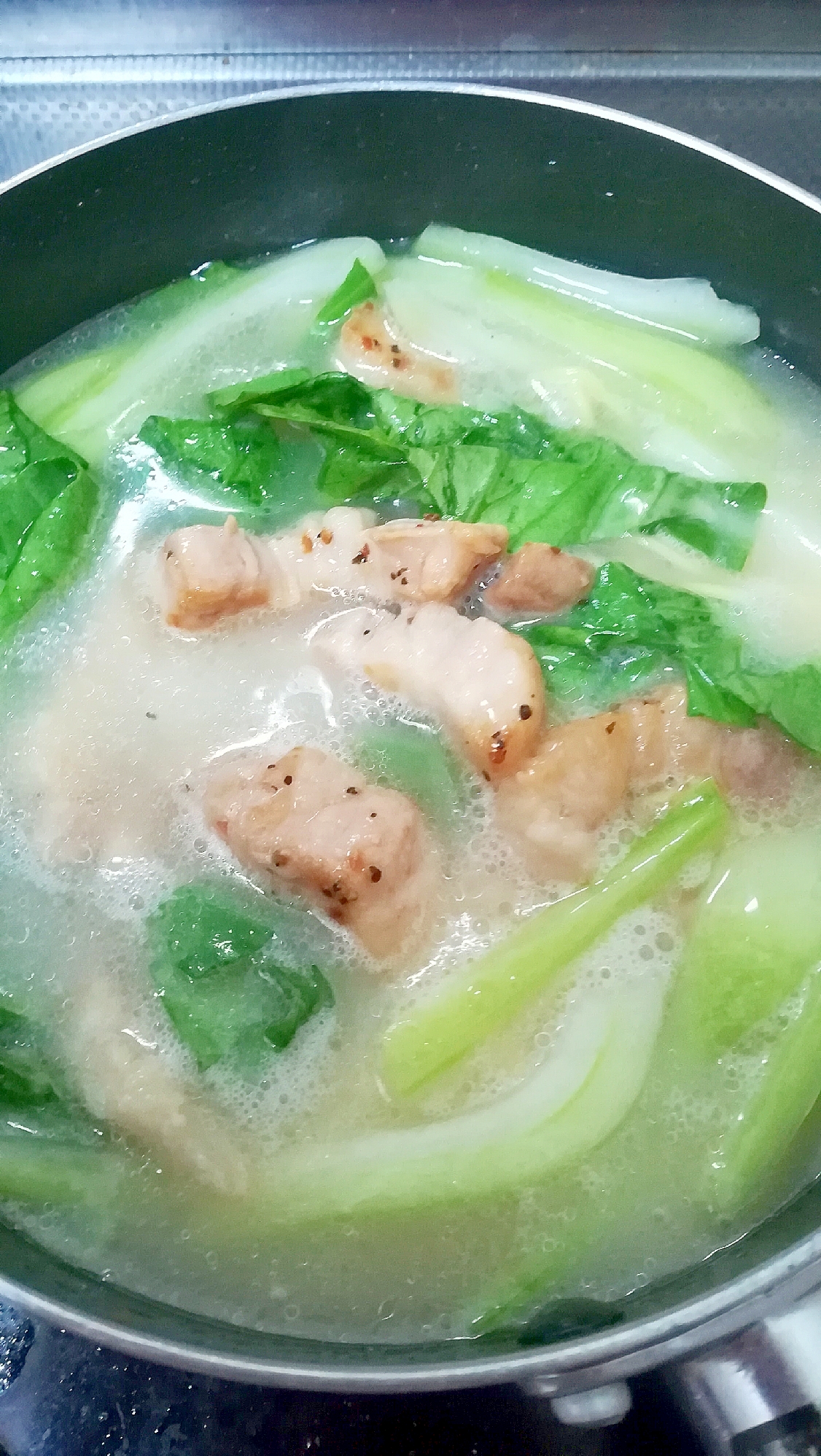 豚バラかたまり肉とチンゲン菜の白湯スープ
