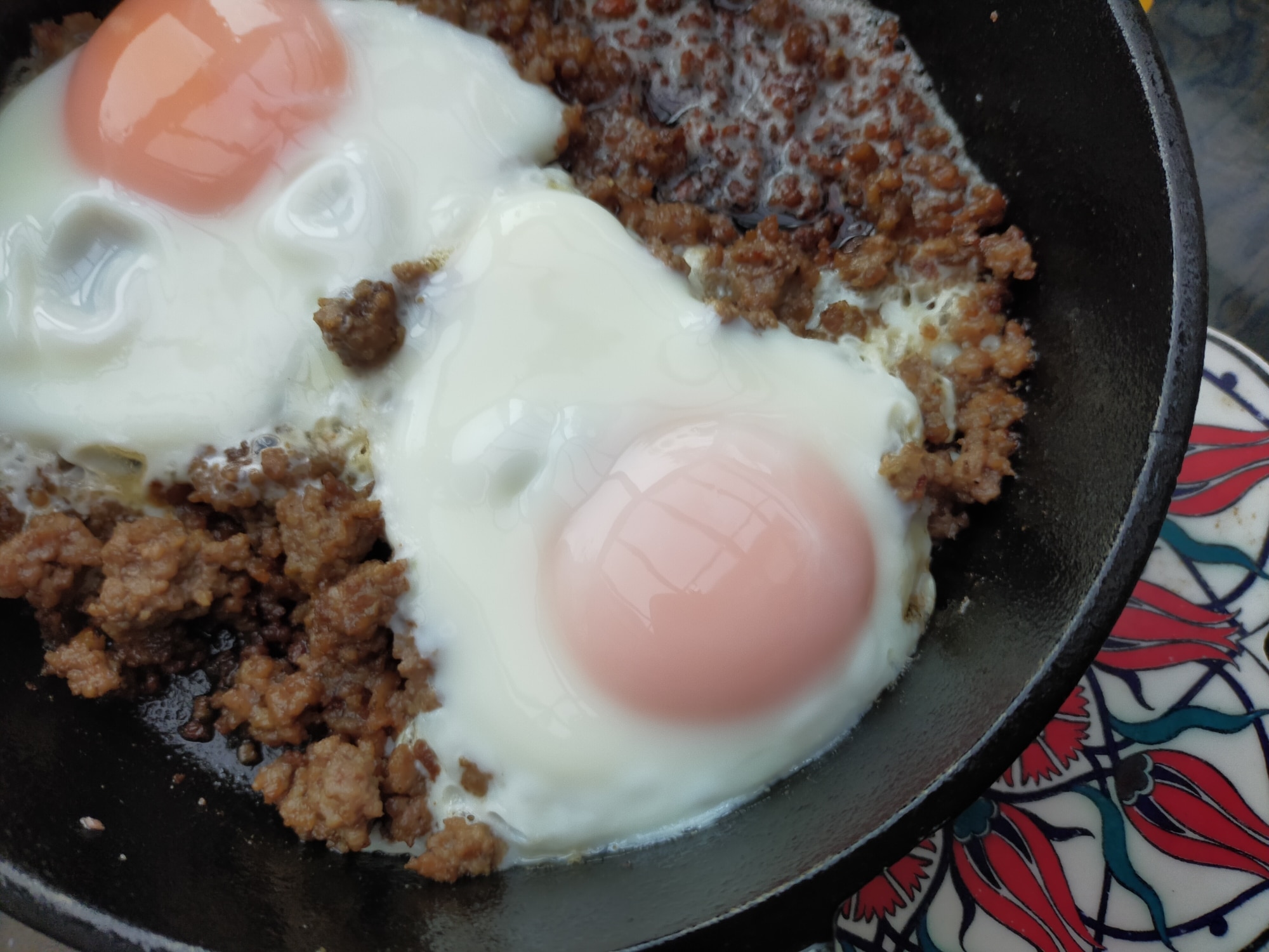 目玉焼き乗せ、ひき肉の炒めもの レシピ・作り方 by AKDENiZ - 楽天レシピ