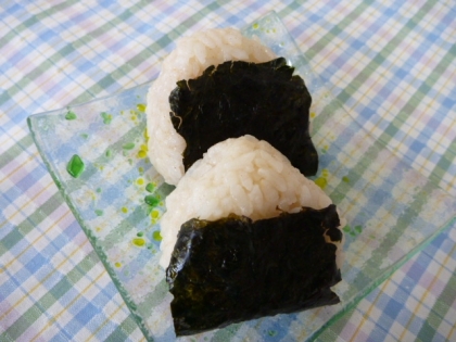 こんにちわ！鮭マヨ美味しいですね〜 (*'ヮ'*)2個も食べちゃいました♪ (〃･ω･)ゞえへへ。ご飯に塩を混ぜる方法は初めてだったので、斬新なアイデアでした