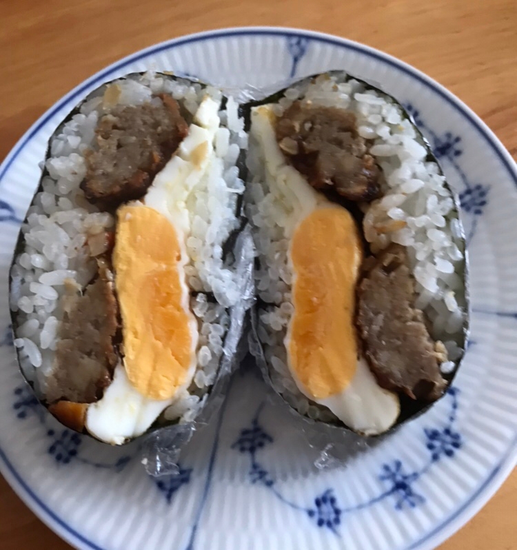 ミートボールと目玉焼きのおにぎらず