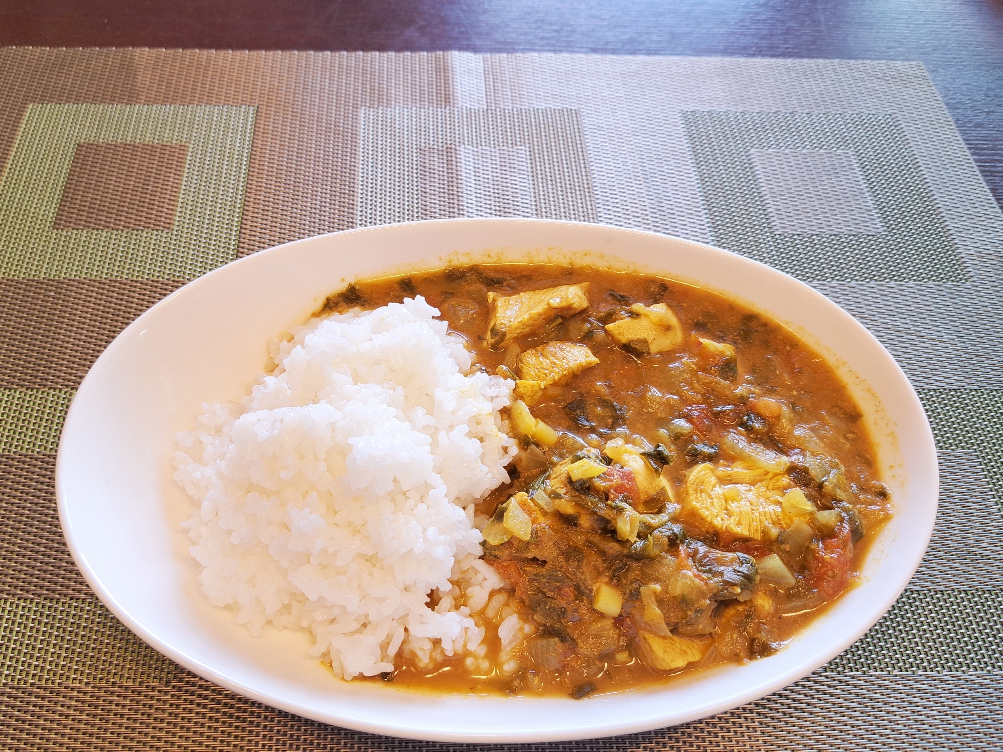ちょっぴりスパイシー!鶏むね肉でバジルチキンカレー