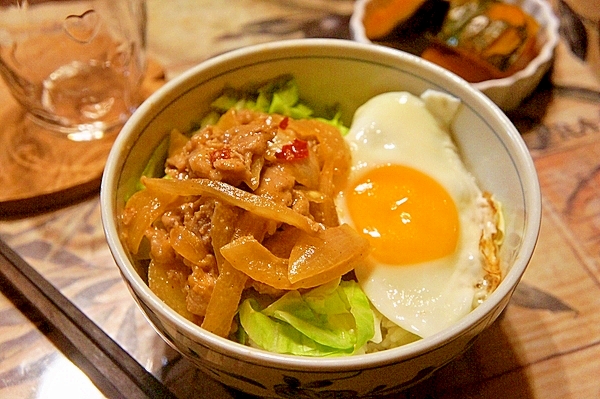 ガッツリいっちゃって♪男子が喜ぶピリ辛味噌豚丼