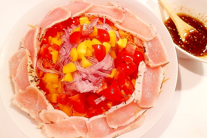 鶏のたたきとカラフル野菜の韓国風サラダ