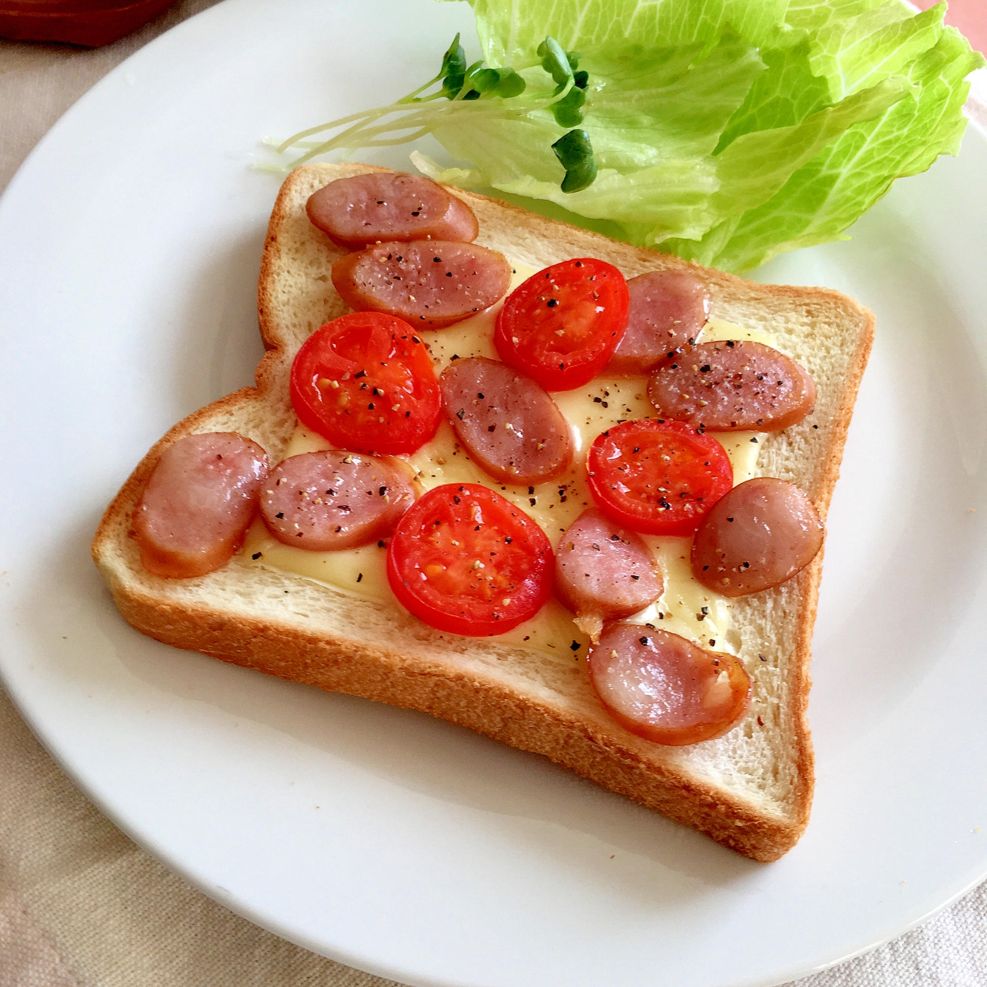 プチトマウインナチーズ粗挽き塩コショウ味トースト♡