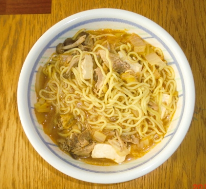 キムチ鍋の残りに、焼きそば麺。