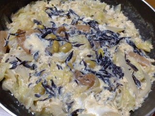 ひじき煮の残りでキャベツと玉ねぎの卵とじ