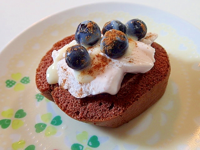 いちごアイスとブルーベリーのチョコロールケーキ